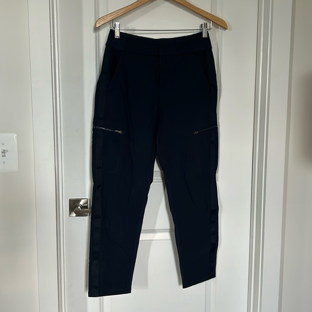 Athleta Wander Hybrid in Navy